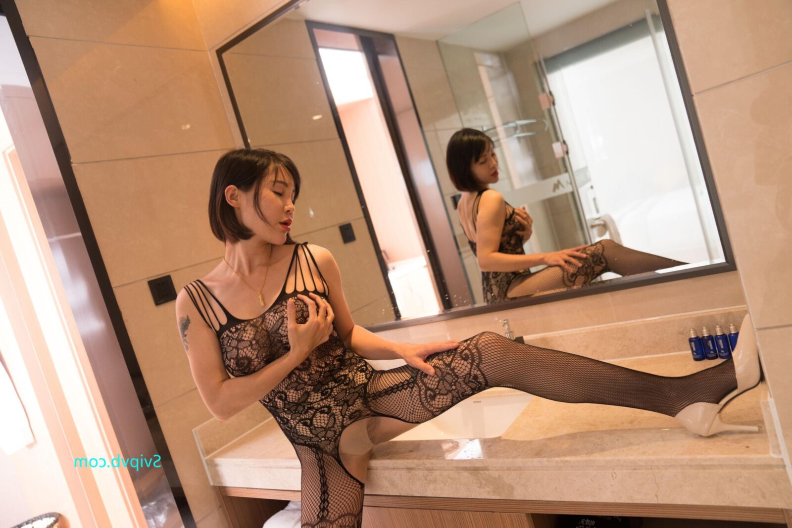 セクシーな黒いボディーストッキングのオレンジ色の魅力的な中国の熟女