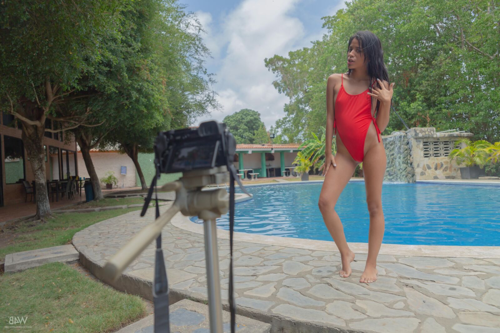 Karin Torres Pretty Venezolaner Latina wird nackt am Pool