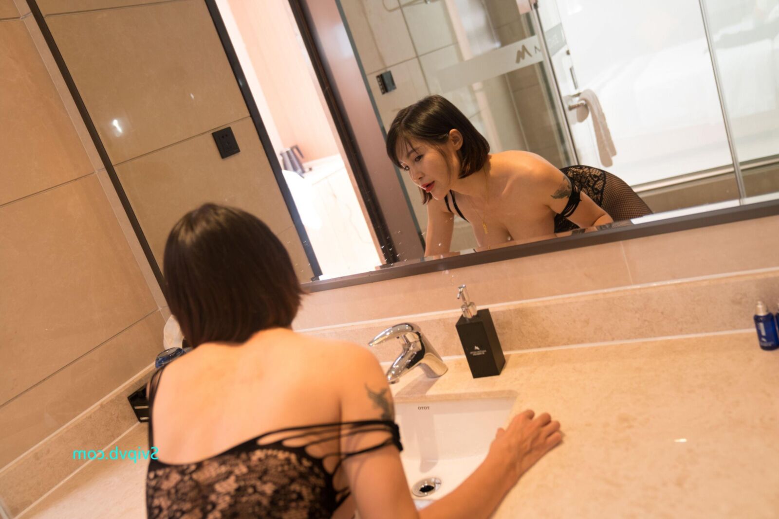 セクシーな黒いボディーストッキングのオレンジ色の魅力的な中国の熟女