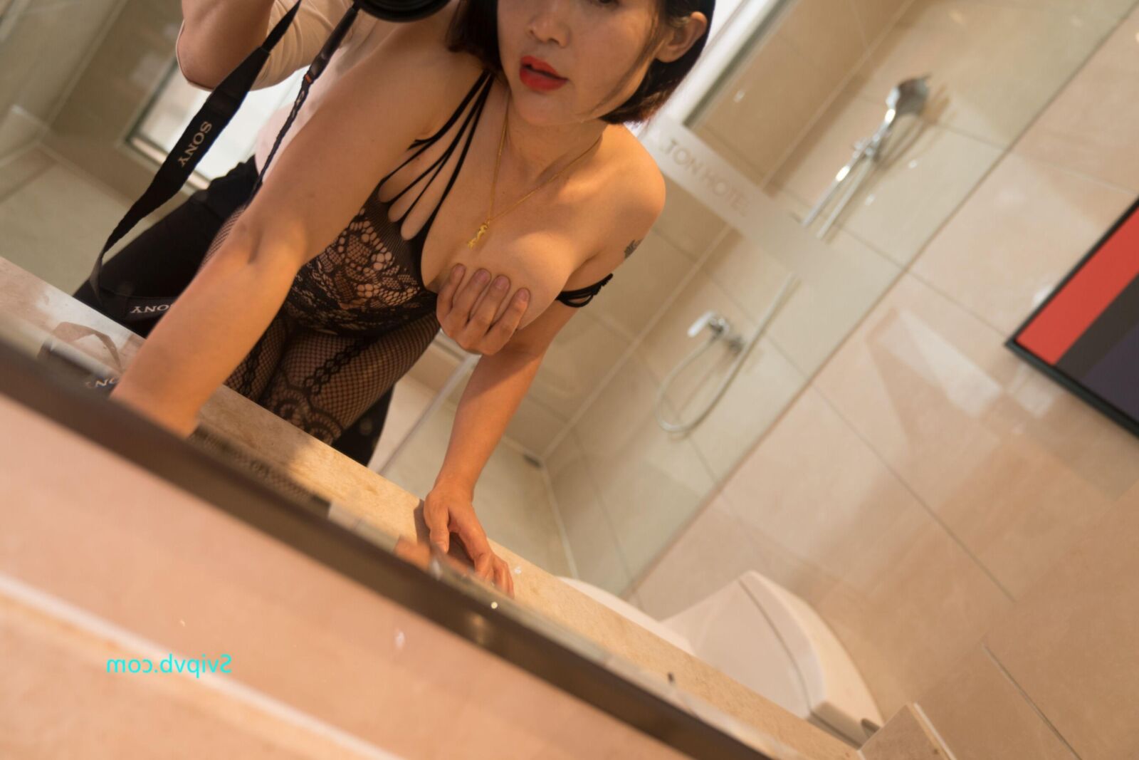 セクシーな黒いボディーストッキングのオレンジ色の魅力的な中国の熟女
