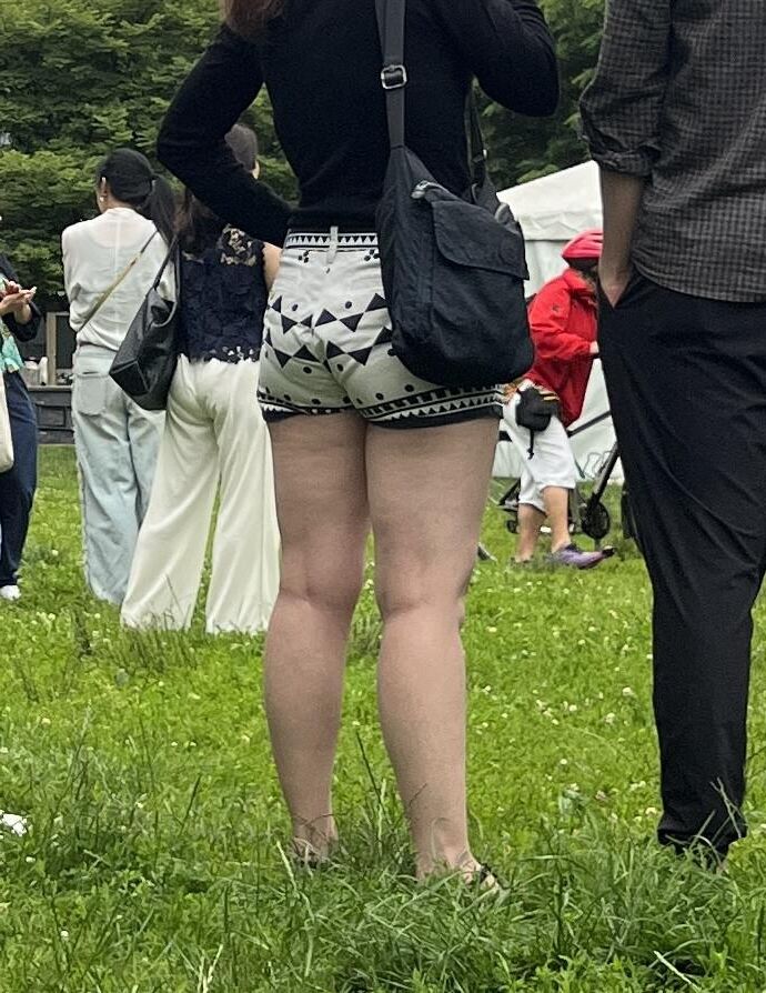 Sie trägt diese Shorts perfekt.