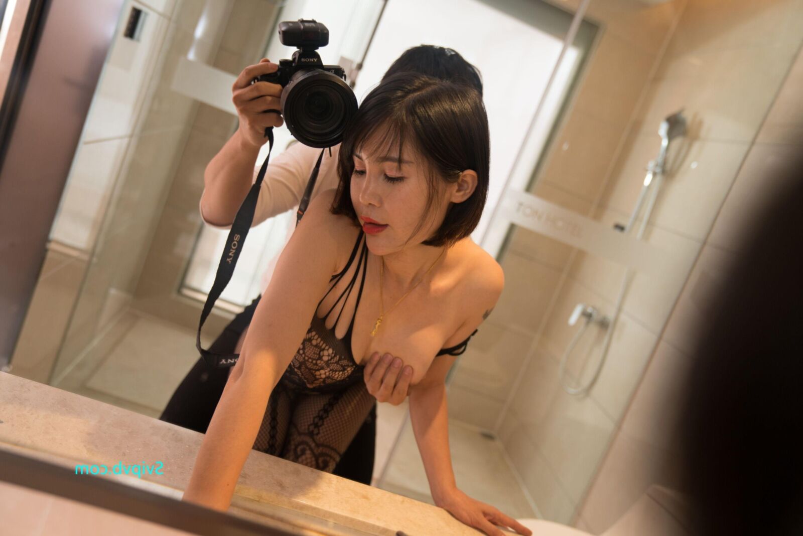 セクシーな黒いボディーストッキングのオレンジ色の魅力的な中国の熟女