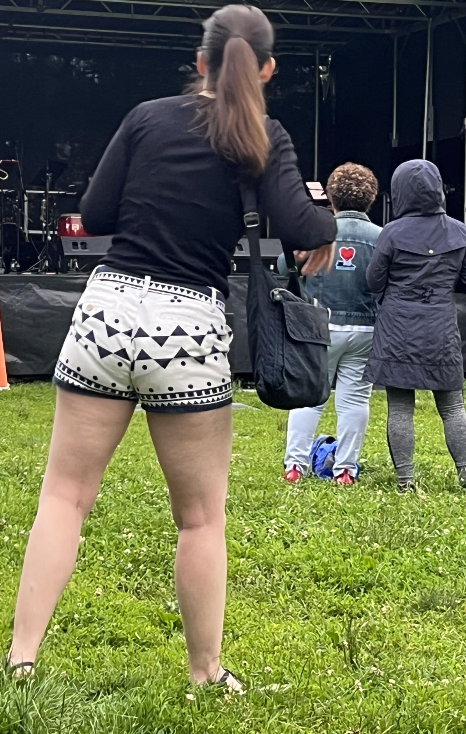 Sie trägt diese Shorts perfekt.