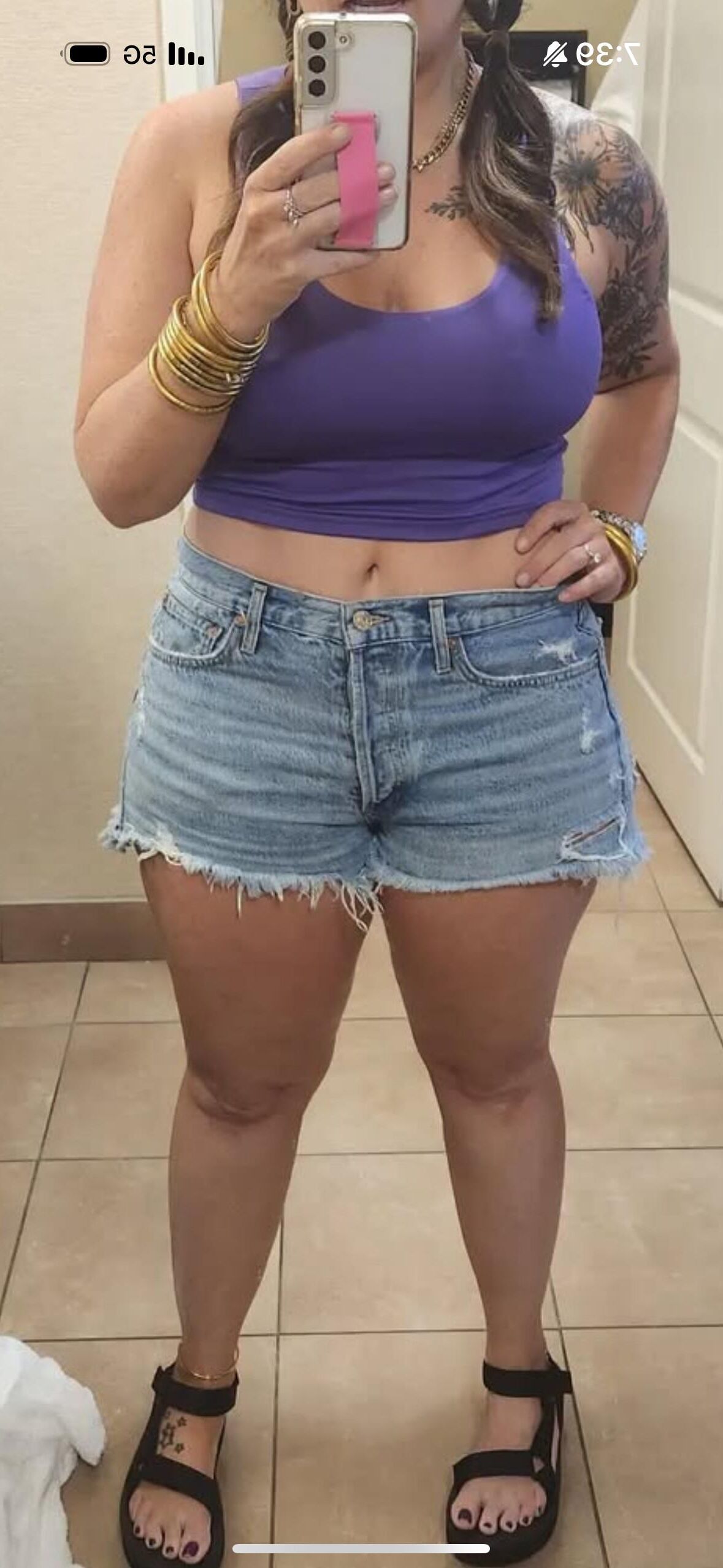 Maman de la mode Insta sexy avec des cuisses épaisses et maman Bod (non nu)