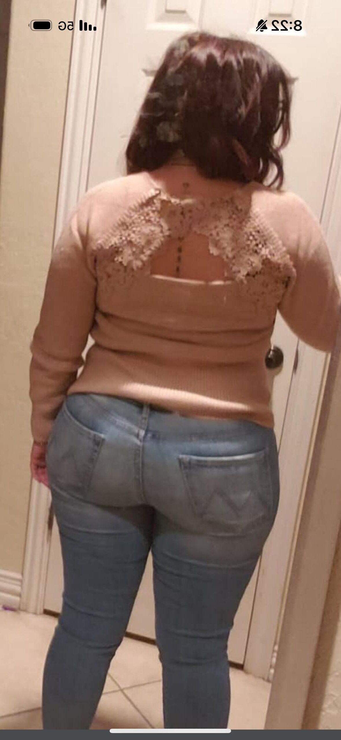 Maman de la mode Insta sexy avec des cuisses épaisses et maman Bod (non nu)