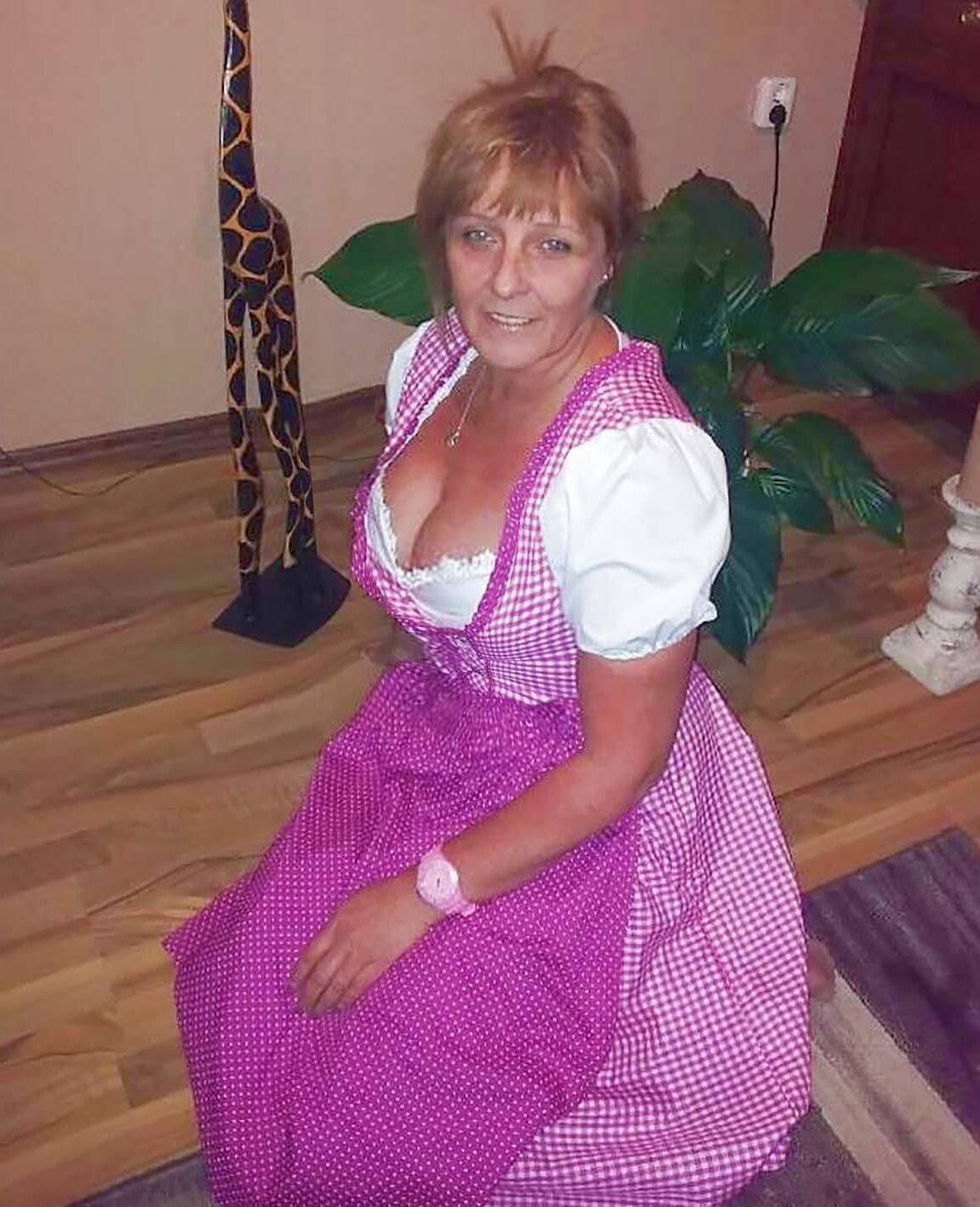 Fesche madln im dirndl zum Vierhundertfünft`n