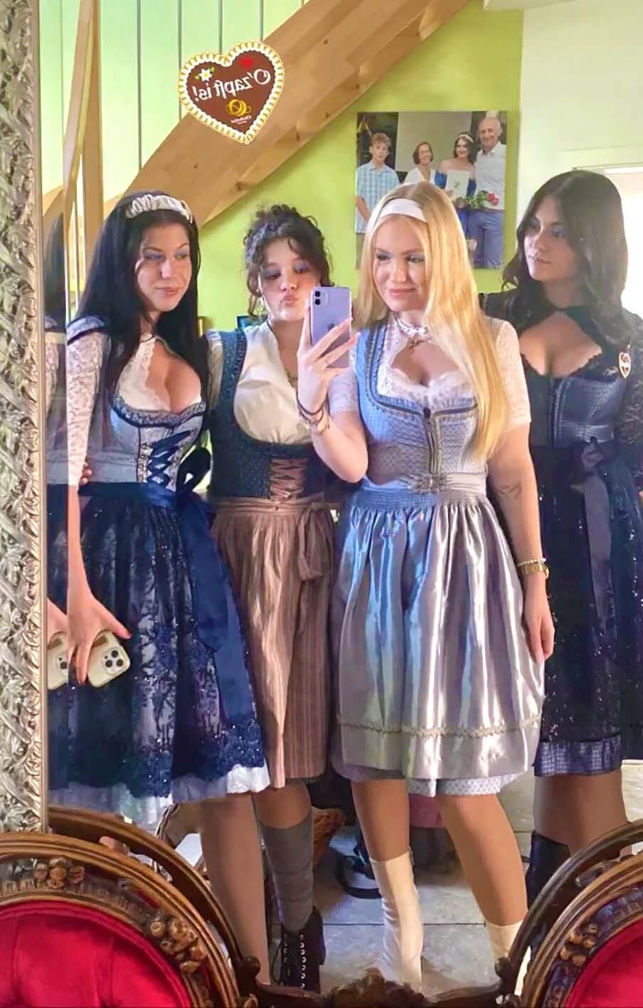 Fesche madln im dirndl zum Vierhundertfünft`n