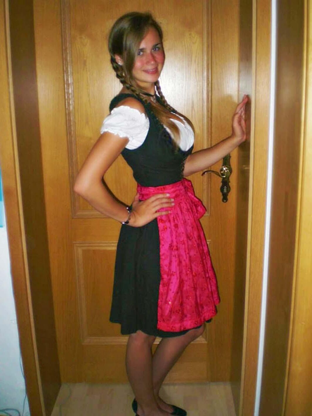 Fesche madln im dirndl zum Vierhundertfünft`n