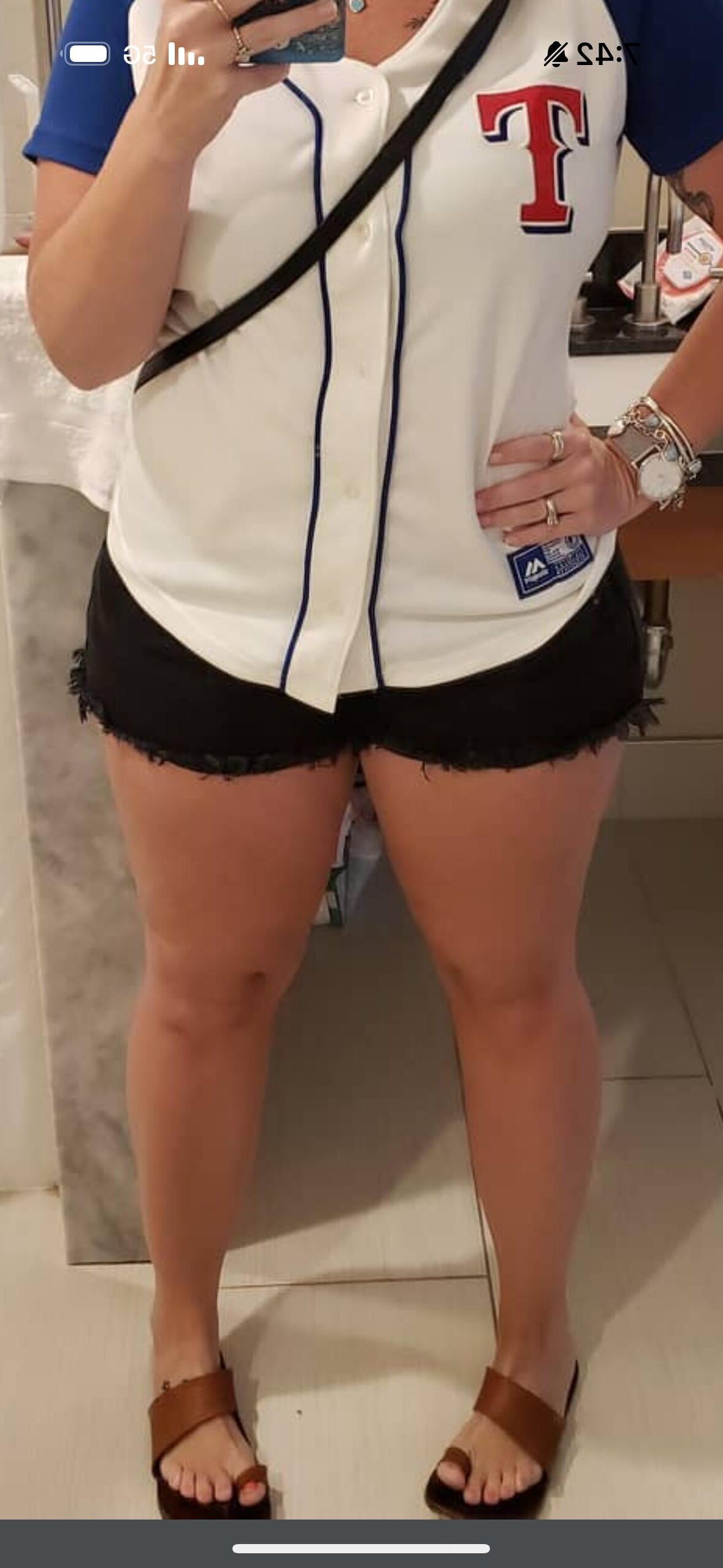 Maman de la mode Insta sexy avec des cuisses épaisses et maman Bod (non nu)
