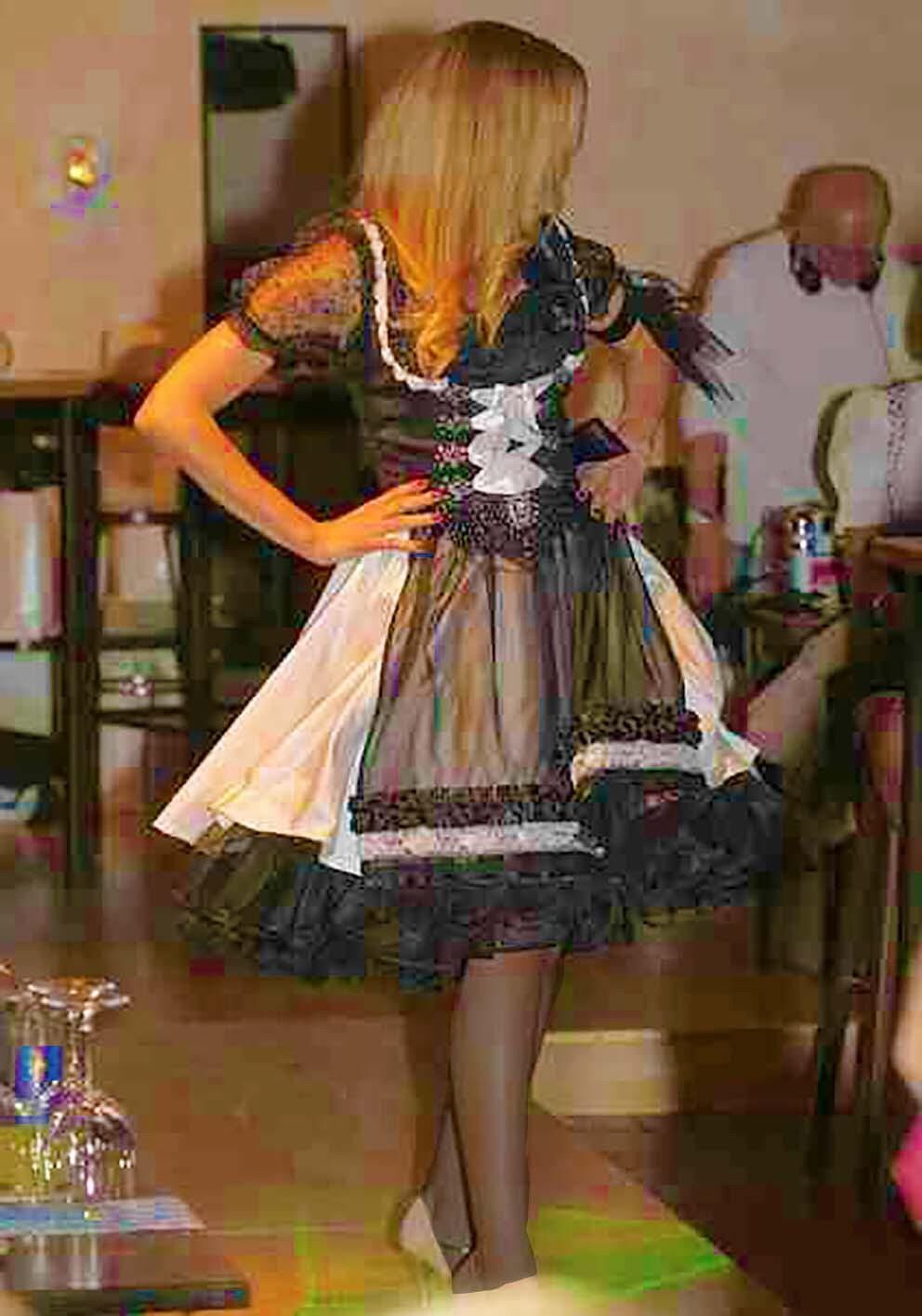 Fesche madln im dirndl zum Vierhundertfünft`n