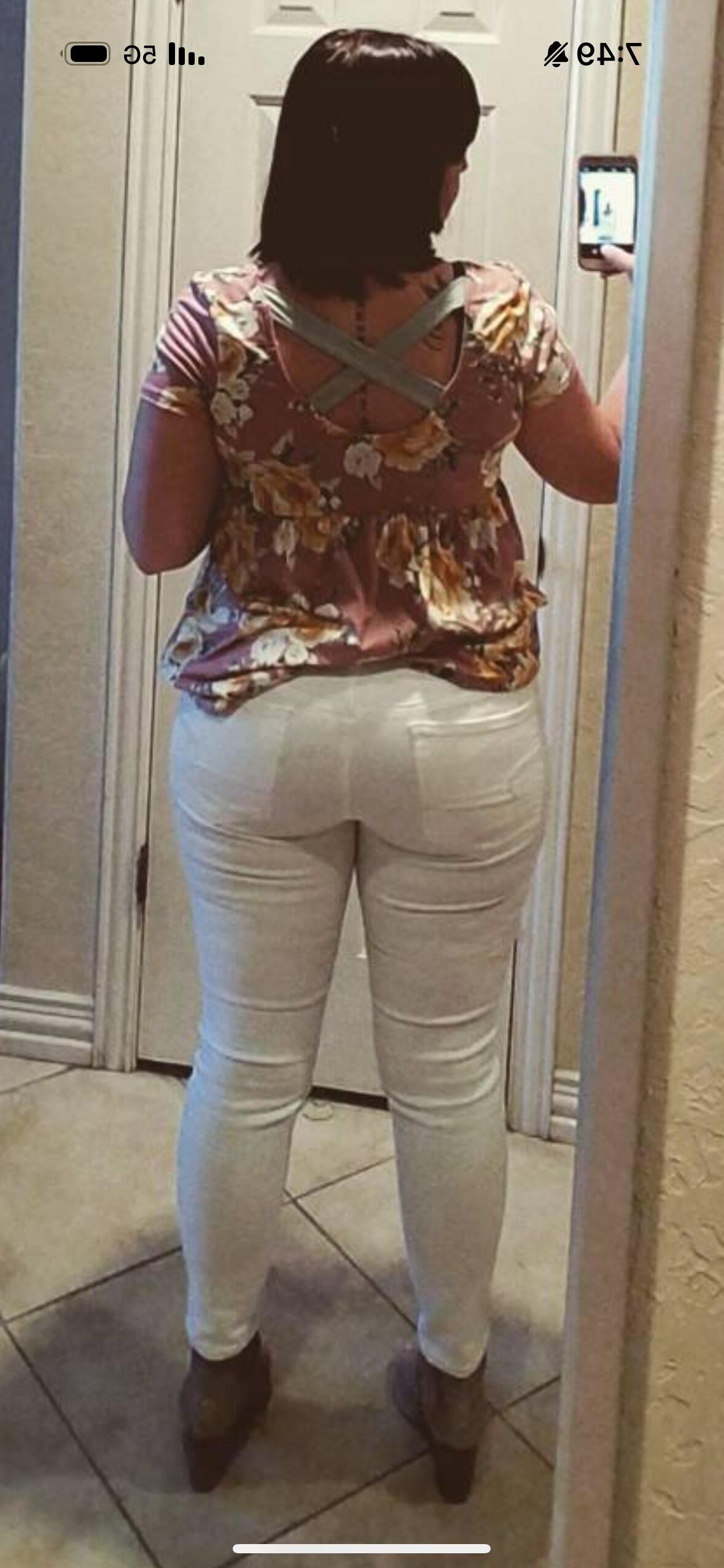 Maman de la mode Insta sexy avec des cuisses épaisses et maman Bod (non nu)