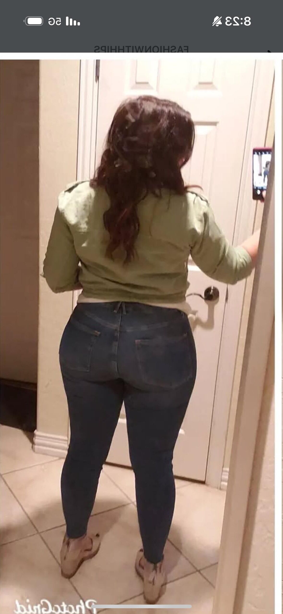 Maman de la mode Insta sexy avec des cuisses épaisses et maman Bod (non nu)