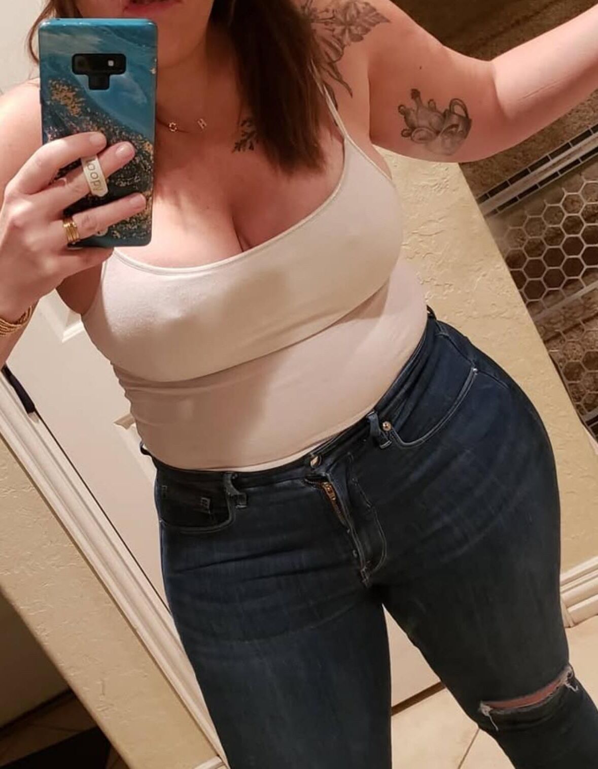 Maman de la mode Insta sexy avec des cuisses épaisses et maman Bod (non nu)