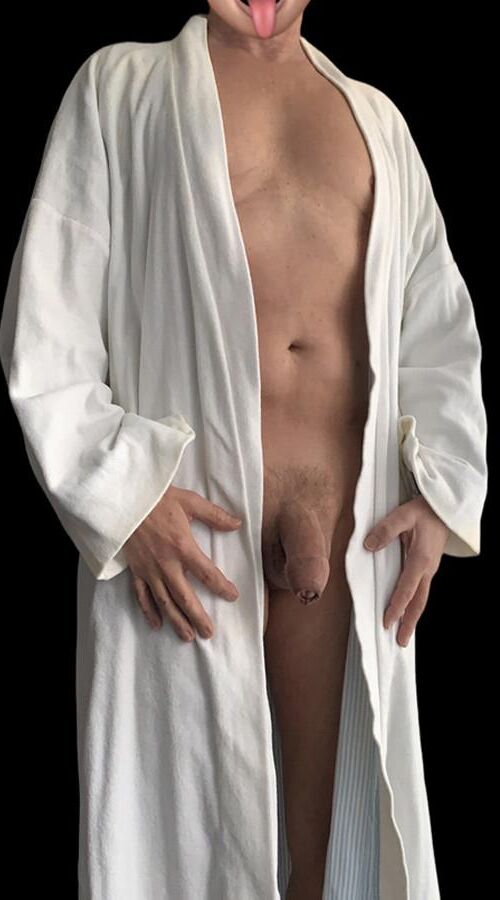 Les hommes et les femmes ouvrent leur robe matinale