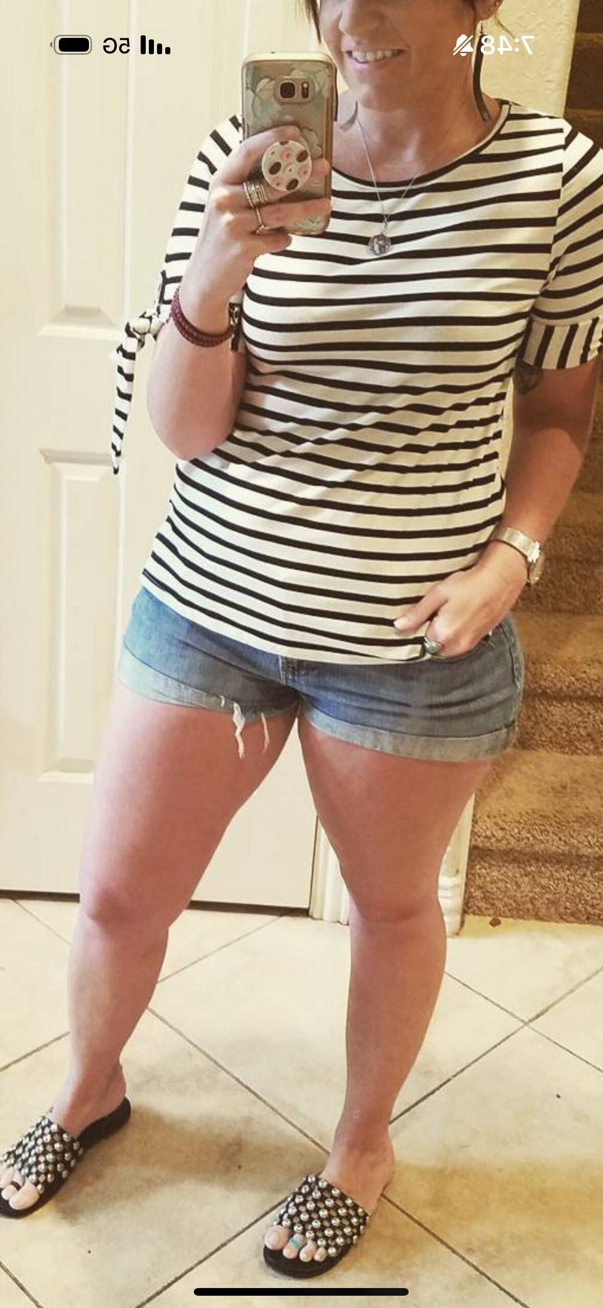 Maman de la mode Insta sexy avec des cuisses épaisses et maman Bod (non nu)