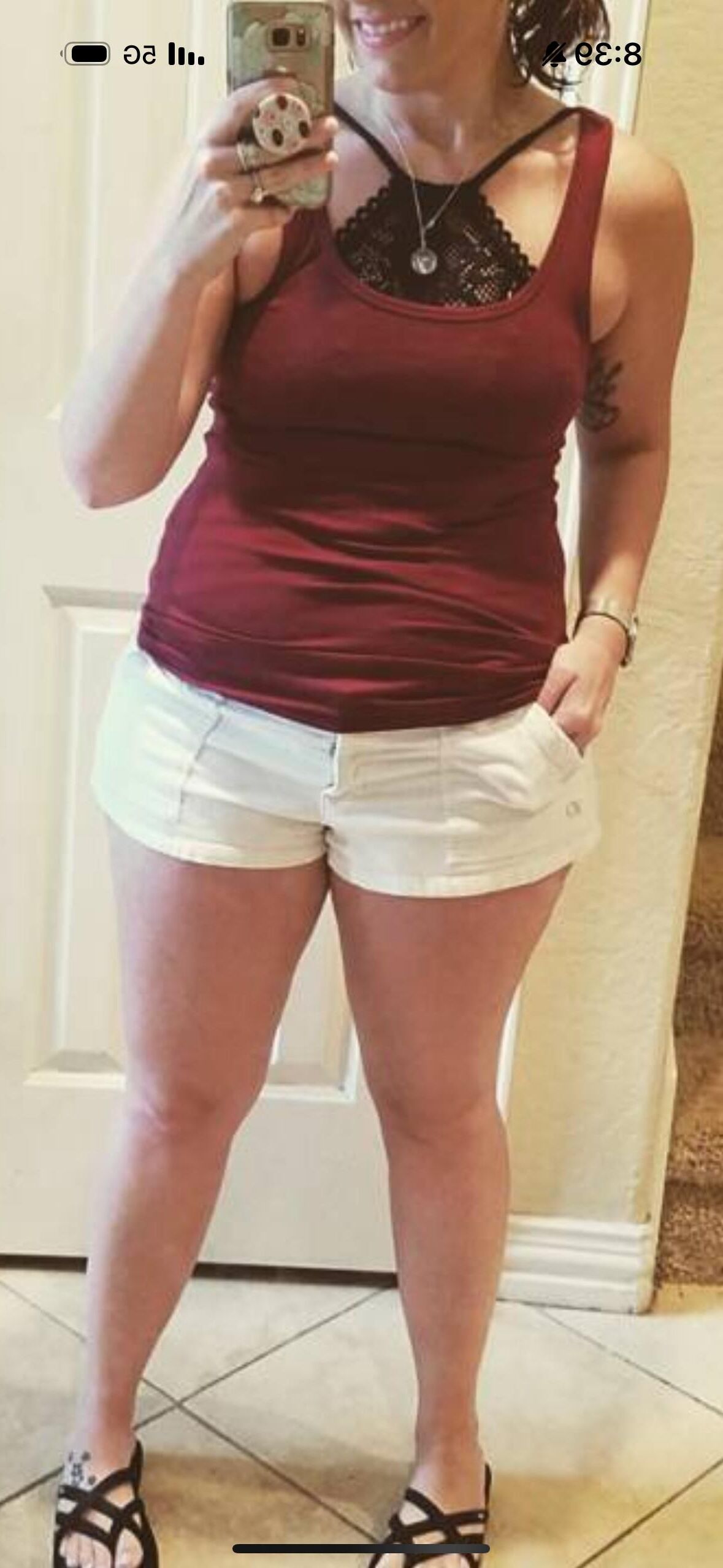 Maman de la mode Insta sexy avec des cuisses épaisses et maman Bod (non nu)