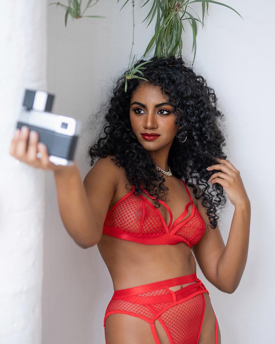 Modèle de brune de beauté (Michelle Kiara)