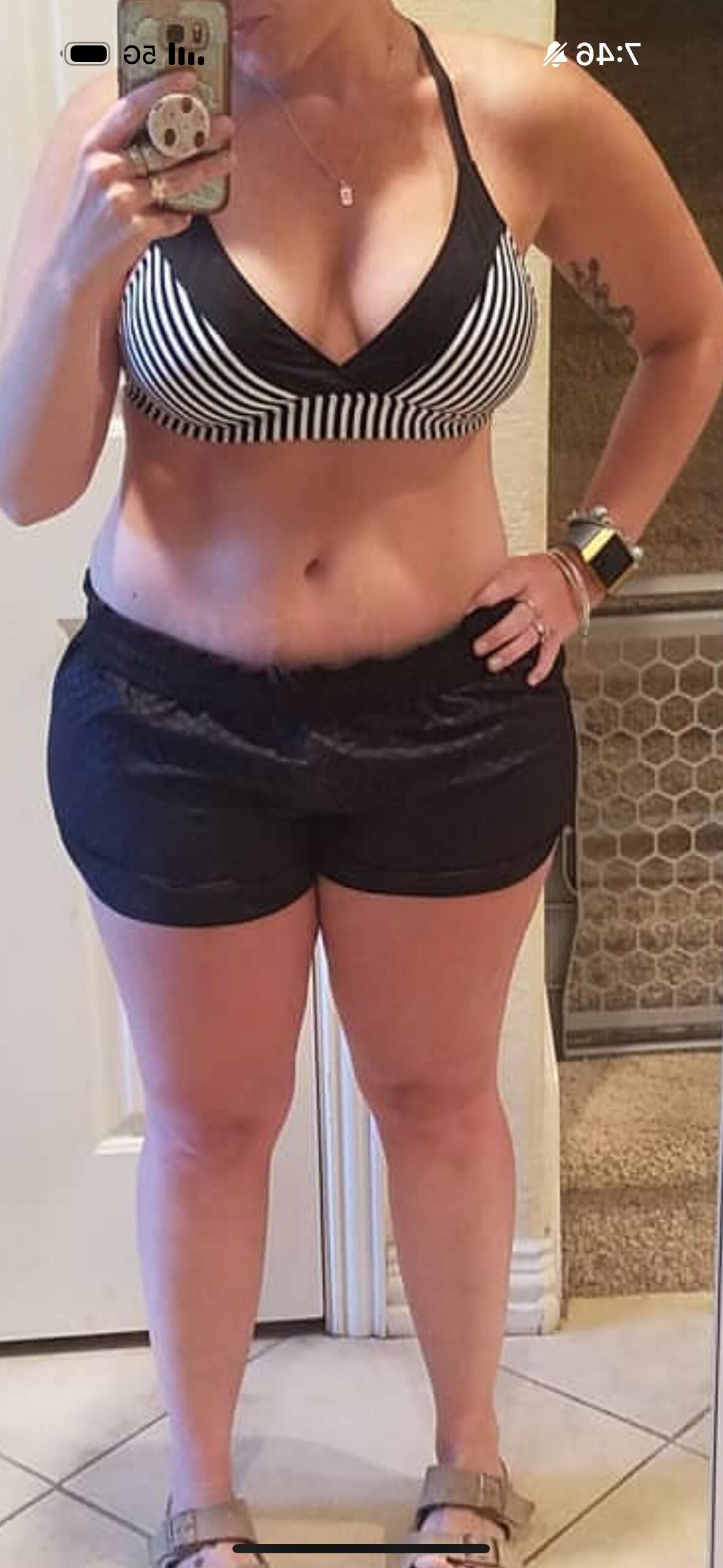 Maman de la mode Insta sexy avec des cuisses épaisses et maman Bod (non nu)