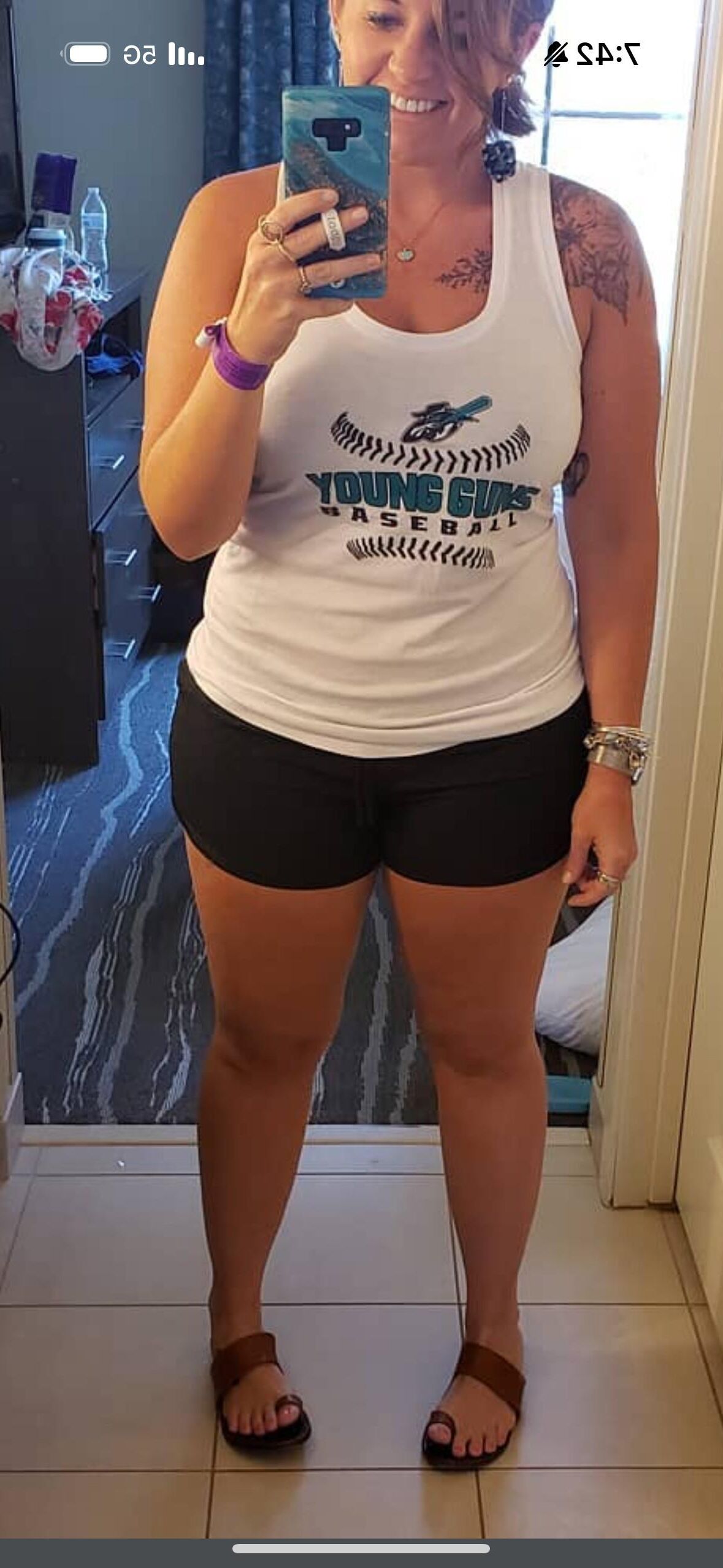Maman de la mode Insta sexy avec des cuisses épaisses et maman Bod (non nu)