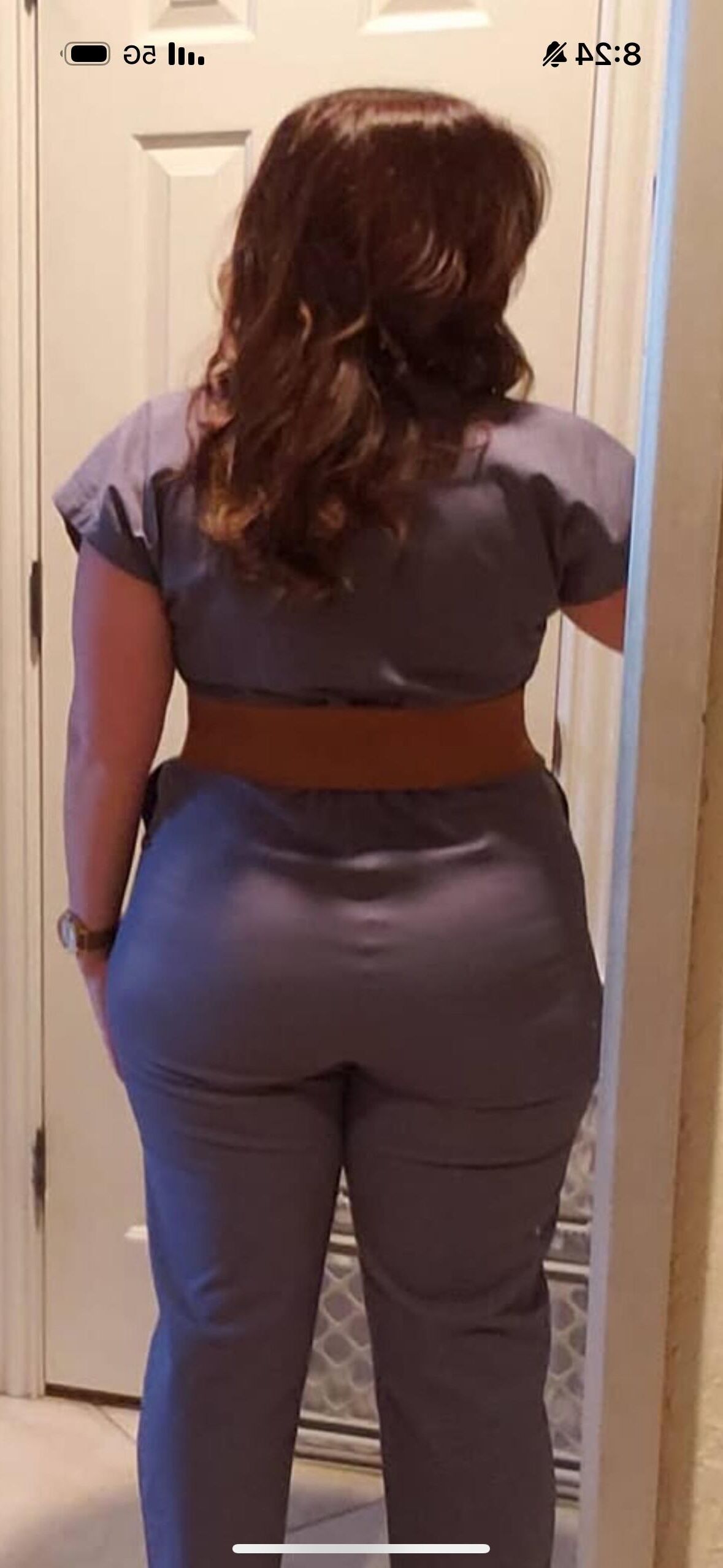 Maman de la mode Insta sexy avec des cuisses épaisses et maman Bod (non nu)