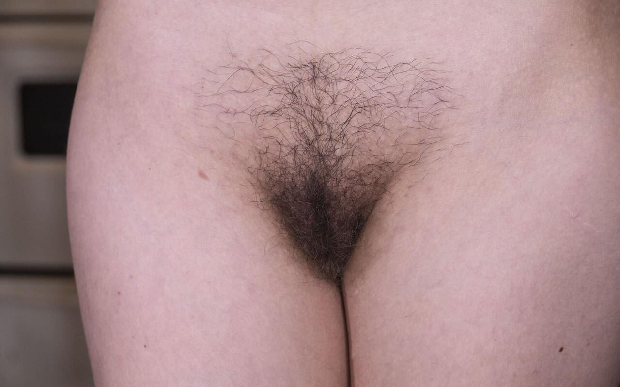 Milf poilue skinny avec de petits seins josefina