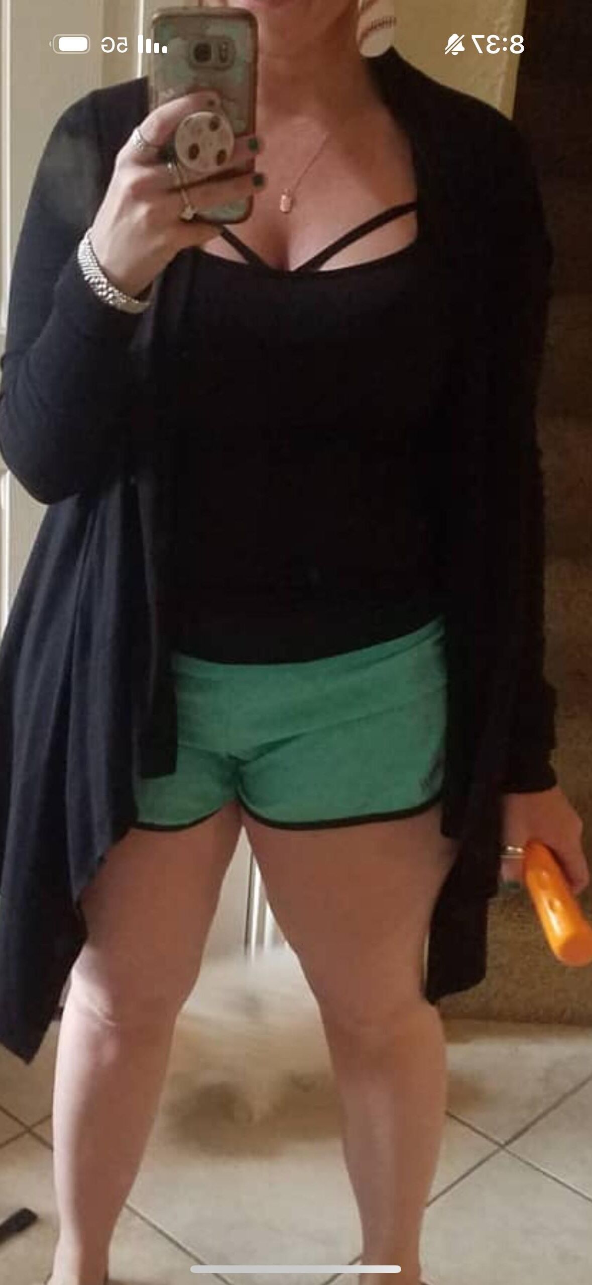 Maman de la mode Insta sexy avec des cuisses épaisses et maman Bod (non nu)