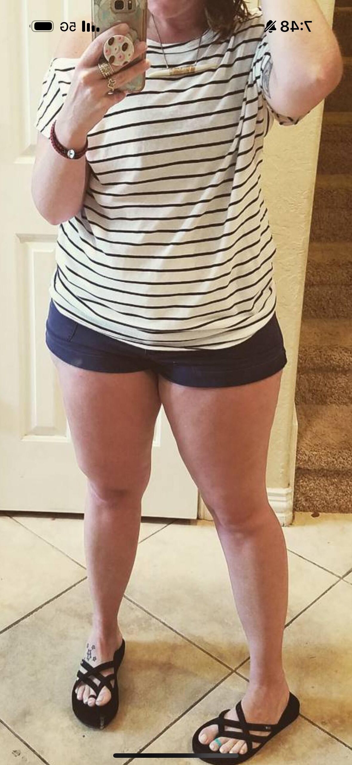 Maman de la mode Insta sexy avec des cuisses épaisses et maman Bod (non nu)