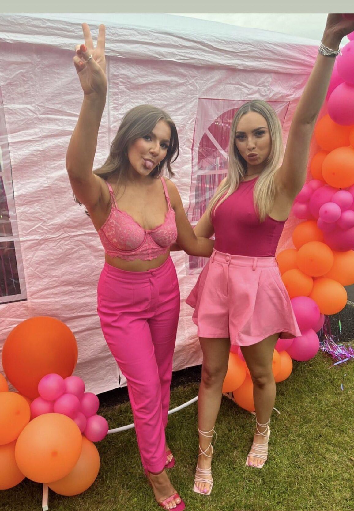 Filles en rose