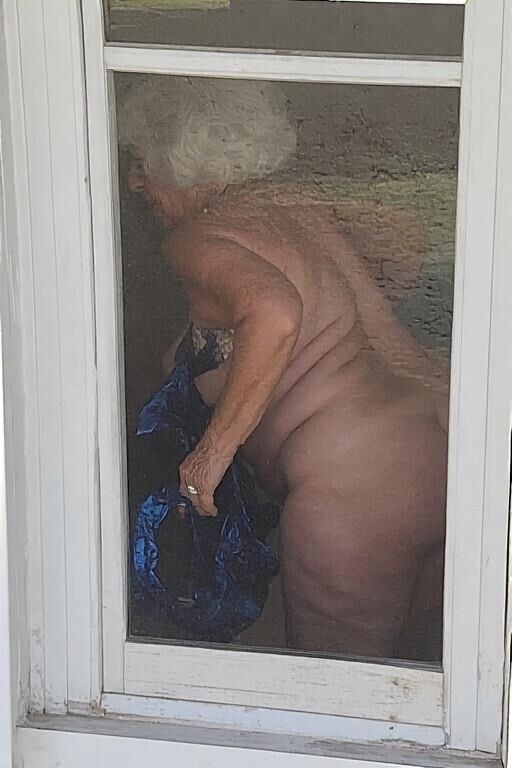Spionage beim Ausziehen von Oma ausspionieren