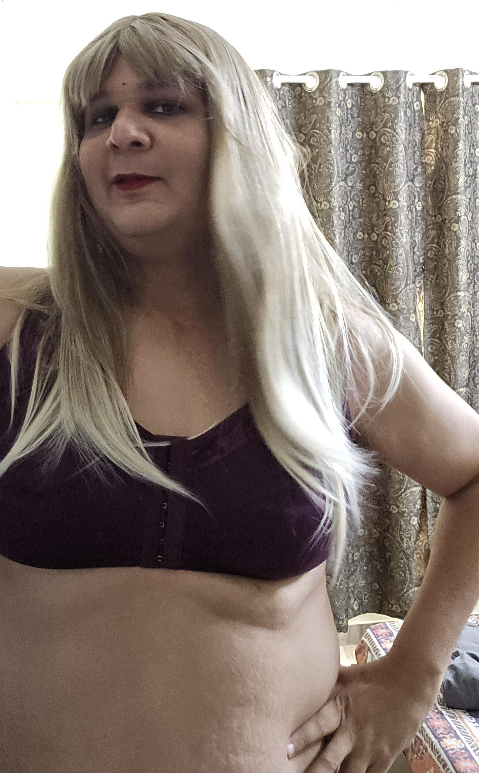 Blonde travesti Monica M em lingerie