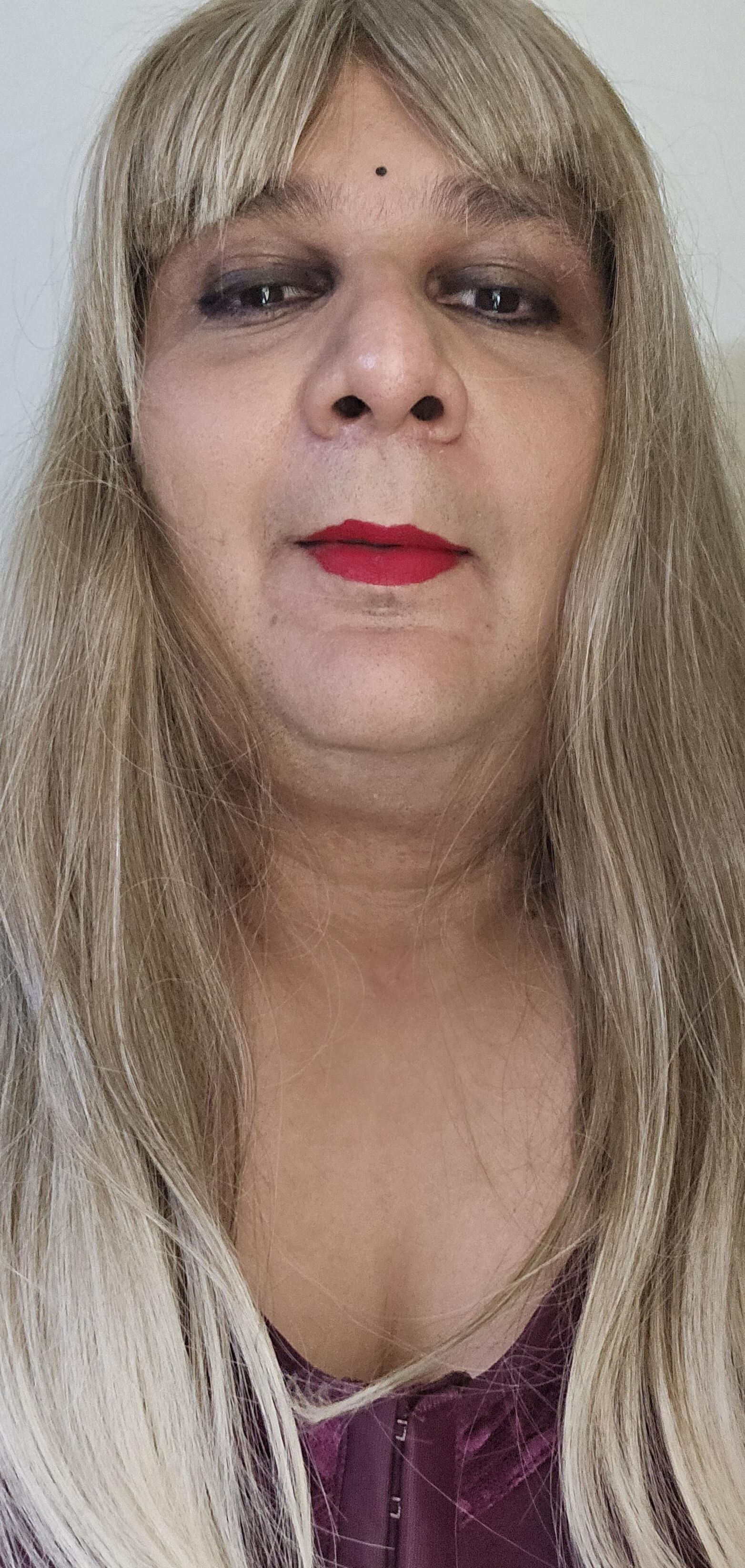 Blonde travesti Monica M em lingerie