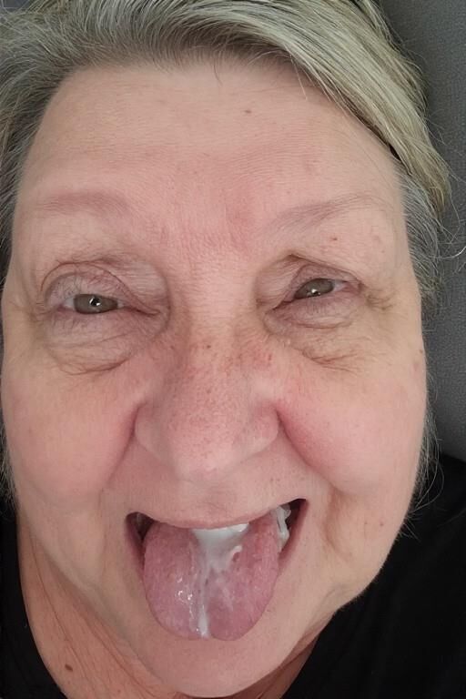 Sperma in Mamas Mund