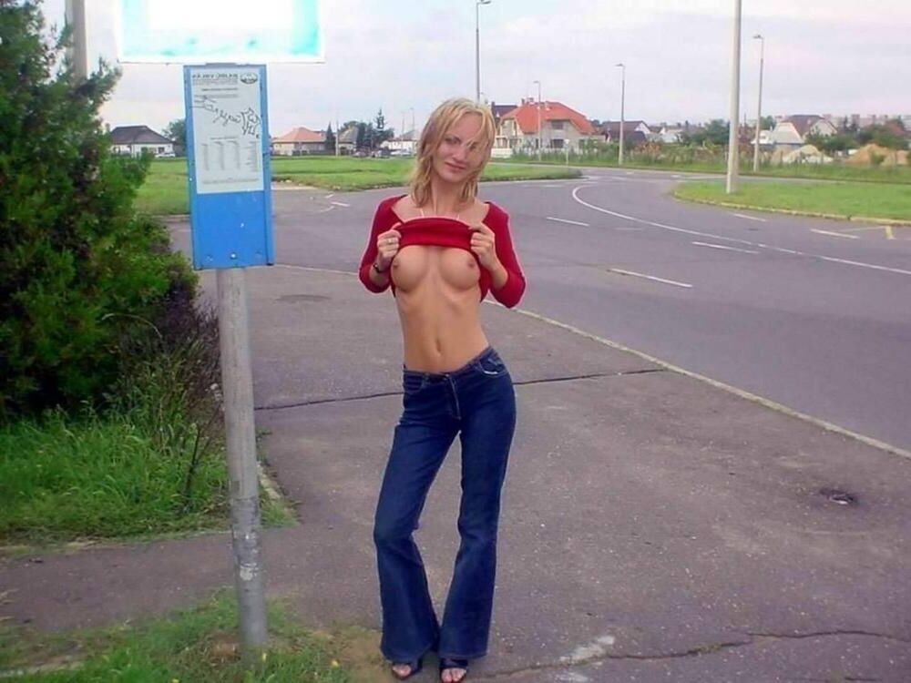 Loiras piscando ou nu ao ar livre
