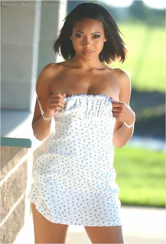 Topaz sexy latina