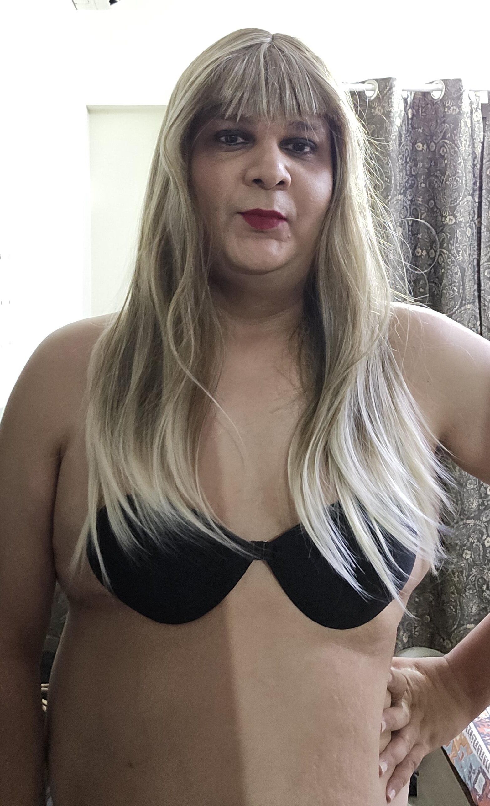 Blonde travesti Monica M aparece