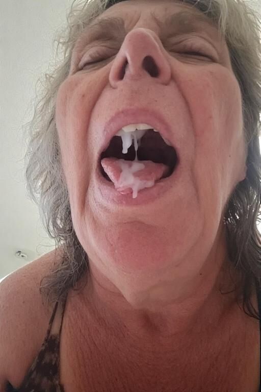 Sperma in Mamas Mund