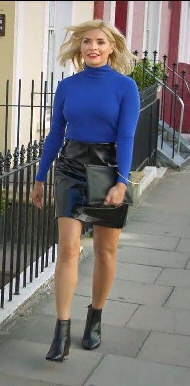Sexy Milf Holly Willoughby em saia de couro curta