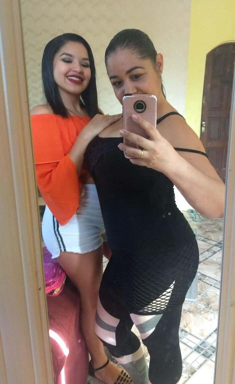Coroa Dona de CasaEvangélicaはFacebookを行います