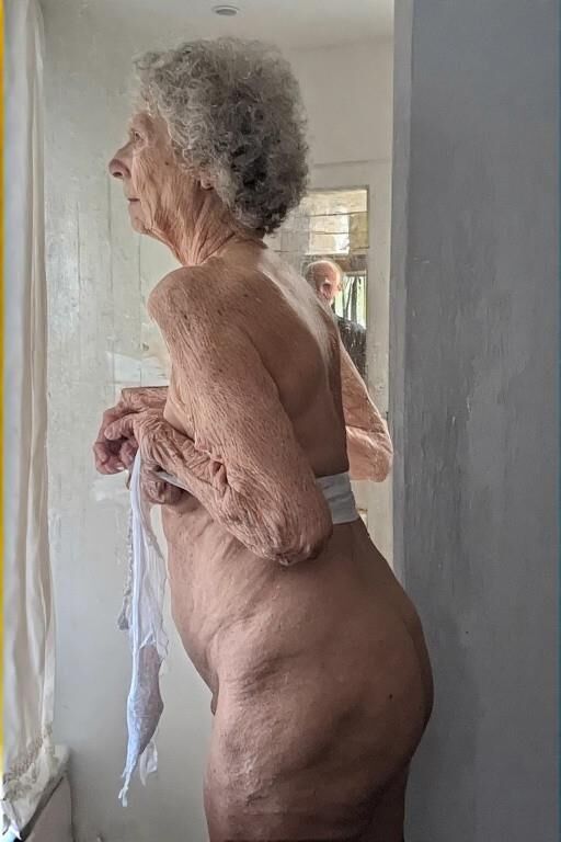 Spionage beim Ausziehen von Oma ausspionieren
