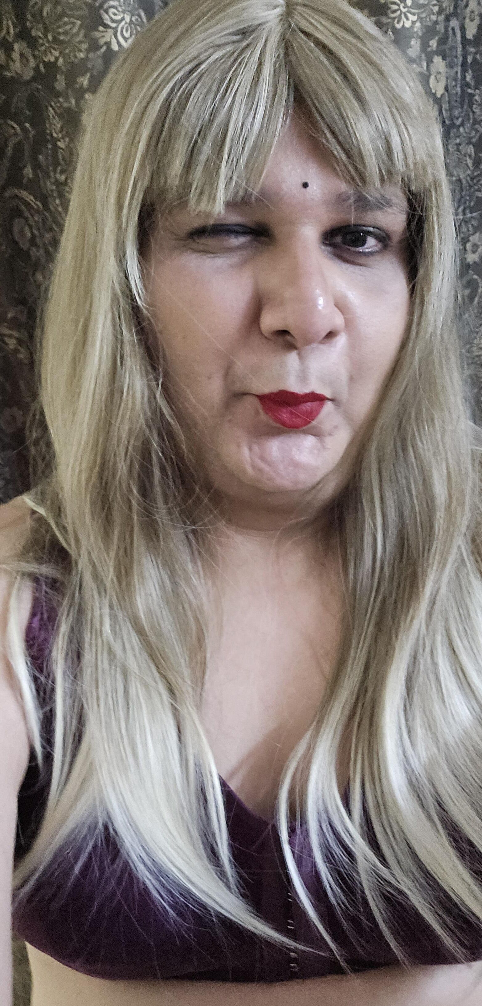Blonde travesti Monica M em lingerie