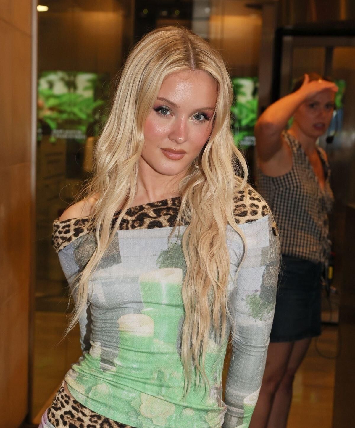Zara Larsson kommt zur One Show an