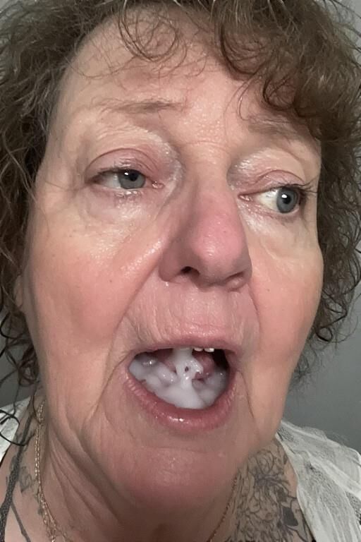 Sperma in Mamas Mund