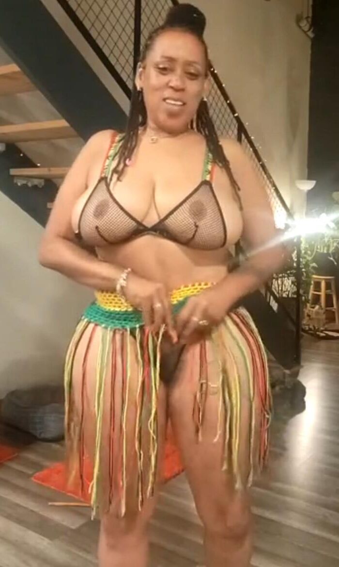 セクシーなオレンジ色の熟女