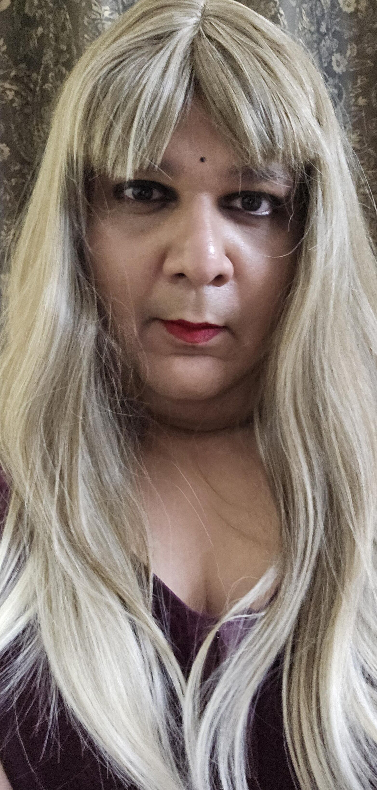 Blonde travesti Monica M em lingerie