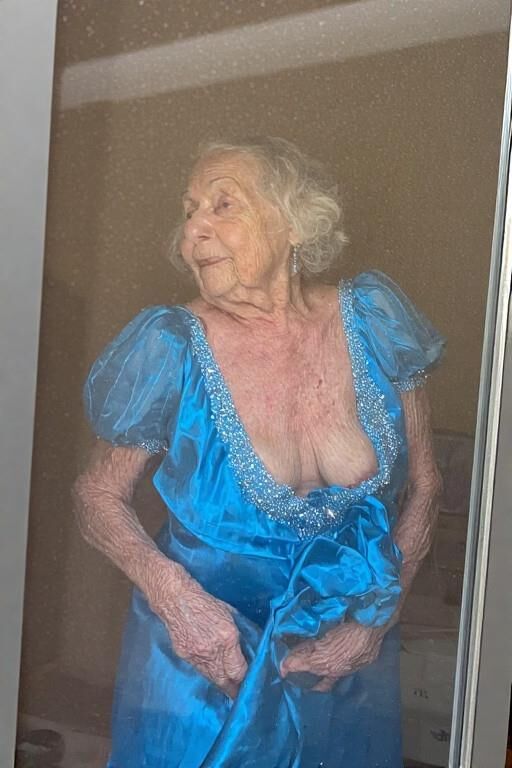 Spionage beim Ausziehen von Oma ausspionieren