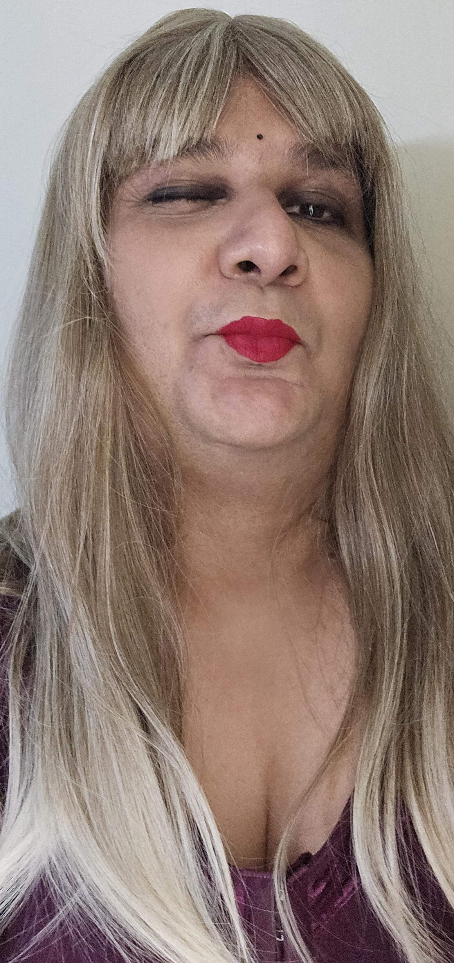 Blonde travesti Monica M em lingerie