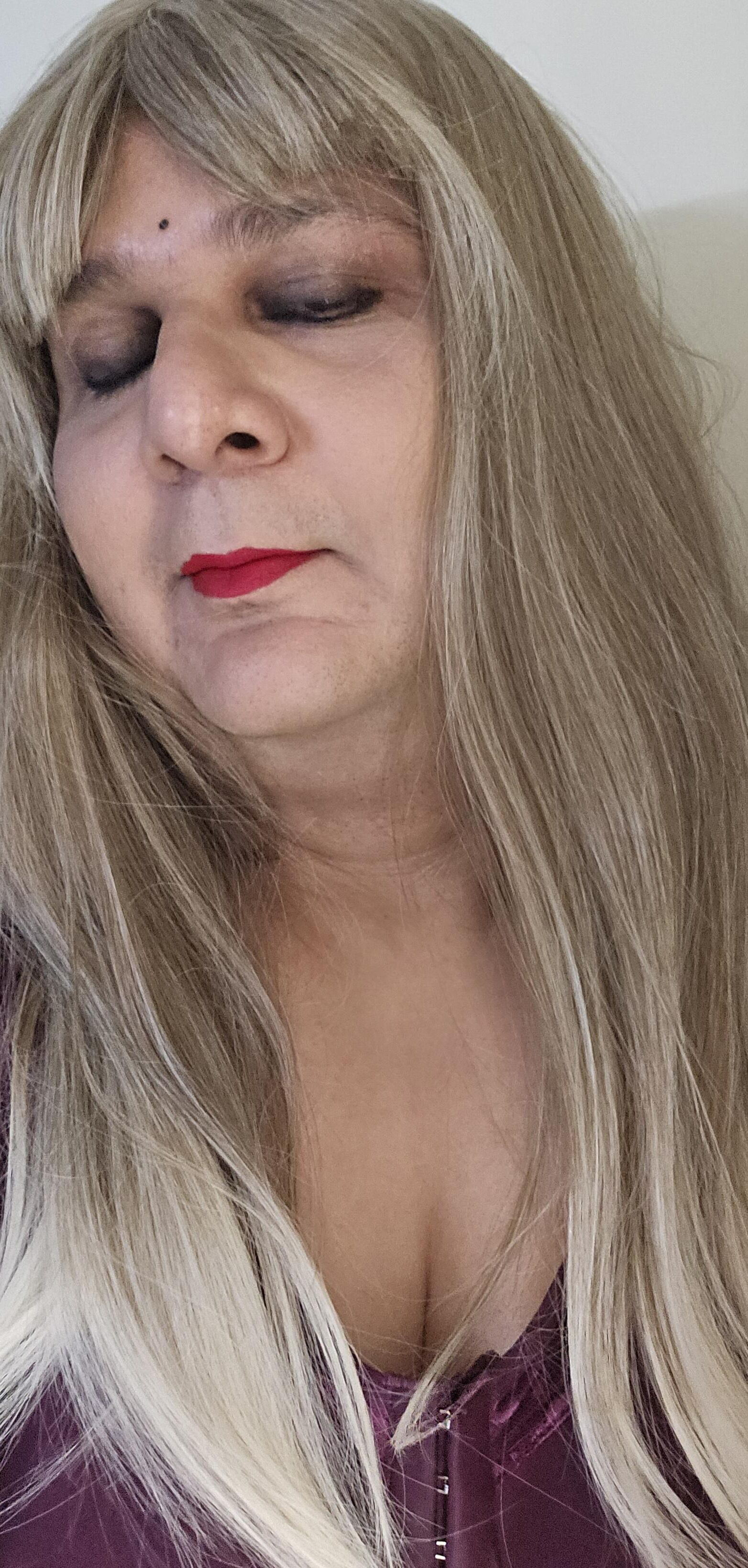 Blonde travesti Monica M em lingerie