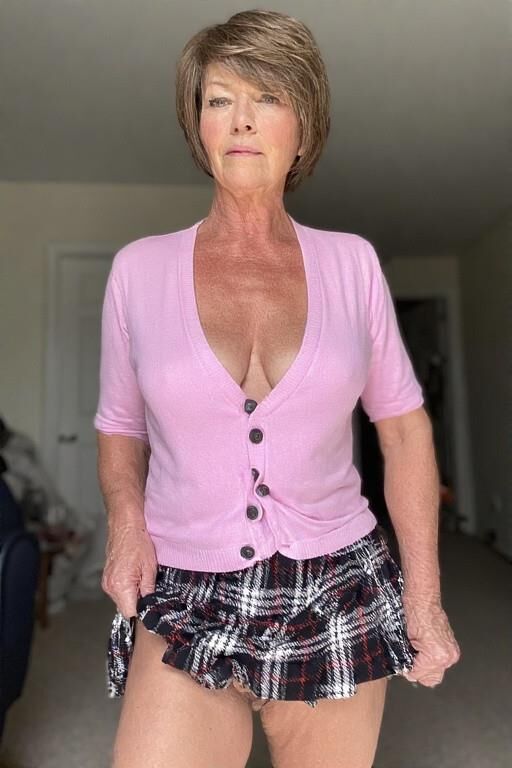 Omas in rosa Strickjacken