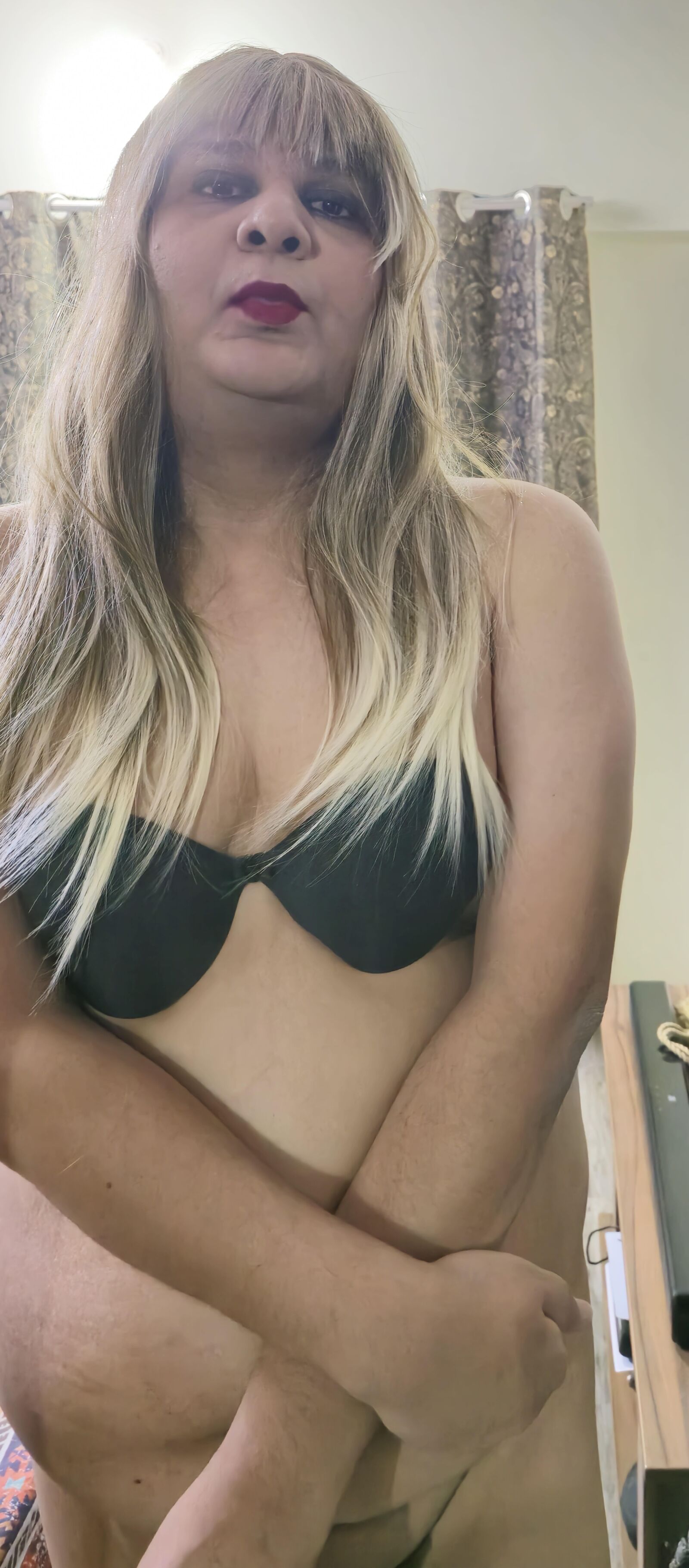 Blonde travesti Monica M aparece