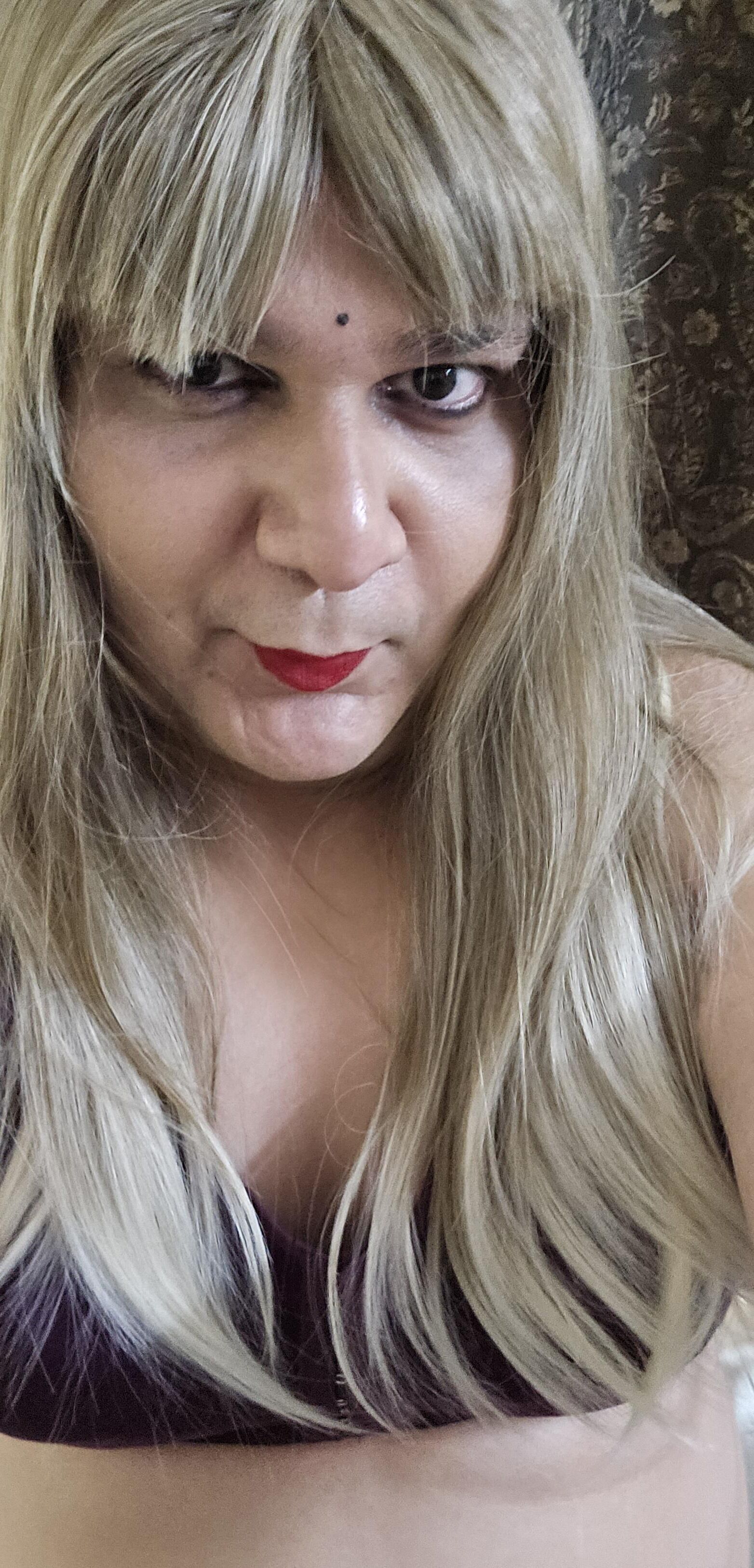 Blonde travesti Monica M em lingerie